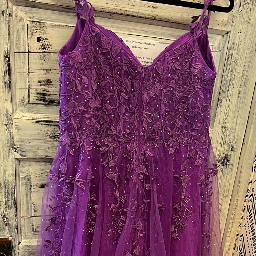 Beautiful like new formal Stacees gown. Delicate details. Worn once.